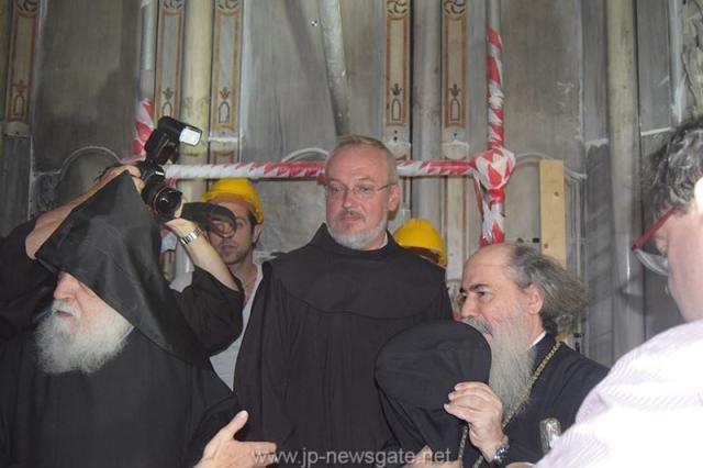 Lucrări de restaurare efectuate la Biserica Sfântului Mormânt din Ierusalim - descoperirea lespezii pe care a fost aşezat trupul Mântuitorului Iisus Hristos (galerie FOTO) Lucrări de restaurare efectuate la Biserica Sfântului Mormânt din Ierusalim - descoperirea lespezii pe care a fost aşezat trupul Mântuitorului Iisus Hristos (galerie FOTO)