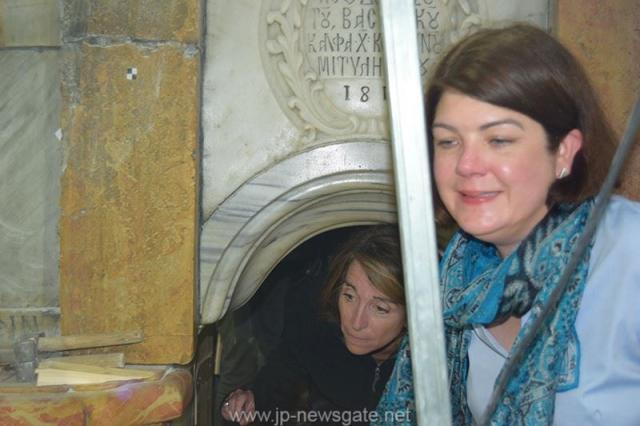 Lucrări de restaurare efectuate la Biserica Sfântului Mormânt din Ierusalim - descoperirea lespezii pe care a fost aşezat trupul Mântuitorului Iisus Hristos (galerie FOTO) Lucrări de restaurare efectuate la Biserica Sfântului Mormânt din Ierusalim - descoperirea lespezii pe care a fost aşezat trupul Mântuitorului Iisus Hristos (galerie FOTO)