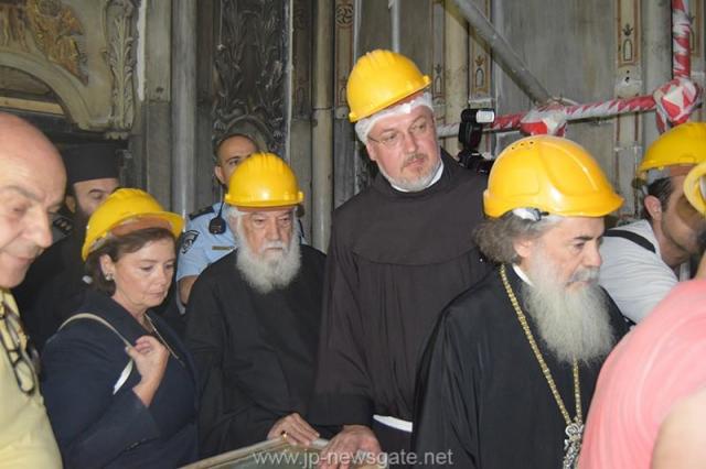 Lucrări de restaurare efectuate la Biserica Sfântului Mormânt din Ierusalim - descoperirea lespezii pe care a fost aşezat trupul Mântuitorului Iisus Hristos (galerie FOTO) Lucrări de restaurare efectuate la Biserica Sfântului Mormânt din Ierusalim - descoperirea lespezii pe care a fost aşezat trupul Mântuitorului Iisus Hristos (galerie FOTO)