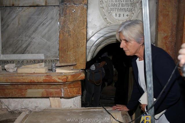 Lucrări de restaurare efectuate la Biserica Sfântului Mormânt din Ierusalim - descoperirea lespezii pe care a fost aşezat trupul Mântuitorului Iisus Hristos (galerie FOTO) Lucrări de restaurare efectuate la Biserica Sfântului Mormânt din Ierusalim - descoperirea lespezii pe care a fost aşezat trupul Mântuitorului Iisus Hristos (galerie FOTO)