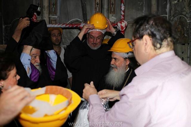 Lucrări de restaurare efectuate la Biserica Sfântului Mormânt din Ierusalim - descoperirea lespezii pe care a fost aşezat trupul Mântuitorului Iisus Hristos (galerie FOTO) Lucrări de restaurare efectuate la Biserica Sfântului Mormânt din Ierusalim - descoperirea lespezii pe care a fost aşezat trupul Mântuitorului Iisus Hristos (galerie FOTO)
