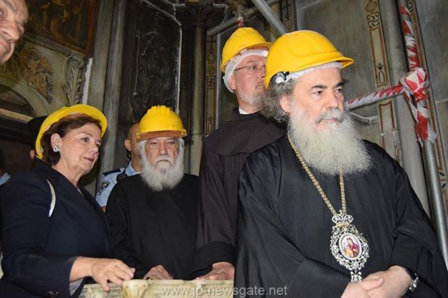 Lucrări de restaurare efectuate la Biserica Sfântului Mormânt din Ierusalim - descoperirea lespezii pe care a fost aşezat trupul Mântuitorului Iisus Hristos (galerie FOTO) Lucrări de restaurare efectuate la Biserica Sfântului Mormânt din Ierusalim - descoperirea lespezii pe care a fost aşezat trupul Mântuitorului Iisus Hristos (galerie FOTO)
