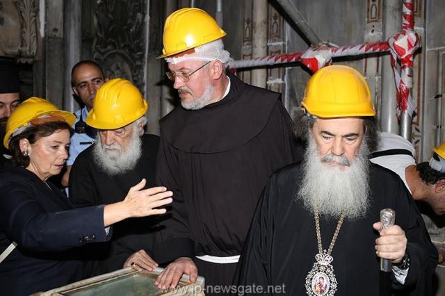 Lucrări de restaurare efectuate la Biserica Sfântului Mormânt din Ierusalim - descoperirea lespezii pe care a fost aşezat trupul Mântuitorului Iisus Hristos (galerie FOTO) Lucrări de restaurare efectuate la Biserica Sfântului Mormânt din Ierusalim - descoperirea lespezii pe care a fost aşezat trupul Mântuitorului Iisus Hristos (galerie FOTO)