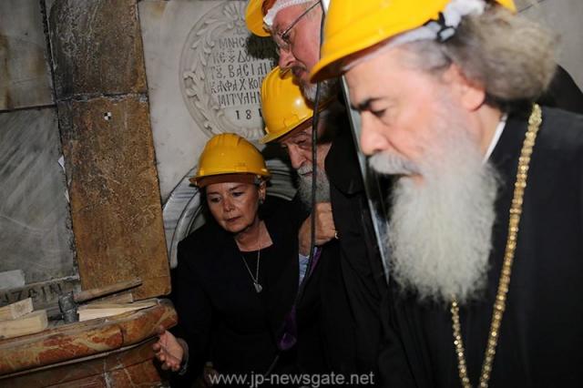 Lucrări de restaurare efectuate la Biserica Sfântului Mormânt din Ierusalim - descoperirea lespezii pe care a fost aşezat trupul Mântuitorului Iisus Hristos (galerie FOTO) Lucrări de restaurare efectuate la Biserica Sfântului Mormânt din Ierusalim - descoperirea lespezii pe care a fost aşezat trupul Mântuitorului Iisus Hristos (galerie FOTO)