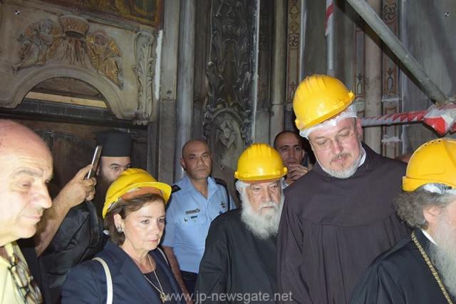Lucrări de restaurare efectuate la Biserica Sfântului Mormânt din Ierusalim - descoperirea lespezii pe care a fost aşezat trupul Mântuitorului Iisus Hristos (galerie FOTO) Lucrări de restaurare efectuate la Biserica Sfântului Mormânt din Ierusalim - descoperirea lespezii pe care a fost aşezat trupul Mântuitorului Iisus Hristos (galerie FOTO)
