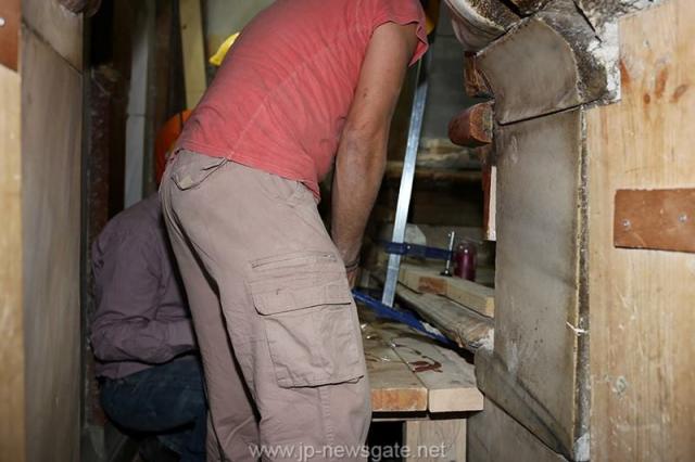Lucrări de restaurare efectuate la Biserica Sfântului Mormânt din Ierusalim - descoperirea lespezii pe care a fost aşezat trupul Mântuitorului Iisus Hristos (galerie FOTO) Lucrări de restaurare efectuate la Biserica Sfântului Mormânt din Ierusalim - descoperirea lespezii pe care a fost aşezat trupul Mântuitorului Iisus Hristos (galerie FOTO)
