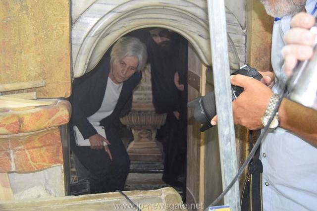Lucrări de restaurare efectuate la Biserica Sfântului Mormânt din Ierusalim - descoperirea lespezii pe care a fost aşezat trupul Mântuitorului Iisus Hristos (galerie FOTO) Lucrări de restaurare efectuate la Biserica Sfântului Mormânt din Ierusalim - descoperirea lespezii pe care a fost aşezat trupul Mântuitorului Iisus Hristos (galerie FOTO)
