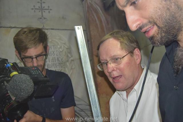 Lucrări de restaurare efectuate la Biserica Sfântului Mormânt din Ierusalim - descoperirea lespezii pe care a fost aşezat trupul Mântuitorului Iisus Hristos (galerie FOTO) Lucrări de restaurare efectuate la Biserica Sfântului Mormânt din Ierusalim - descoperirea lespezii pe care a fost aşezat trupul Mântuitorului Iisus Hristos (galerie FOTO)