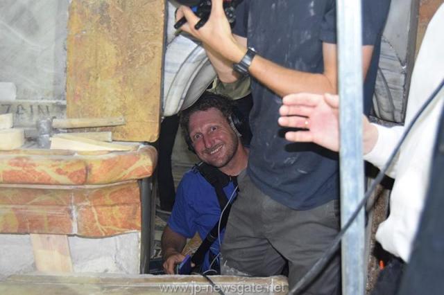 Lucrări de restaurare efectuate la Biserica Sfântului Mormânt din Ierusalim - descoperirea lespezii pe care a fost aşezat trupul Mântuitorului Iisus Hristos (galerie FOTO) Lucrări de restaurare efectuate la Biserica Sfântului Mormânt din Ierusalim - descoperirea lespezii pe care a fost aşezat trupul Mântuitorului Iisus Hristos (galerie FOTO)