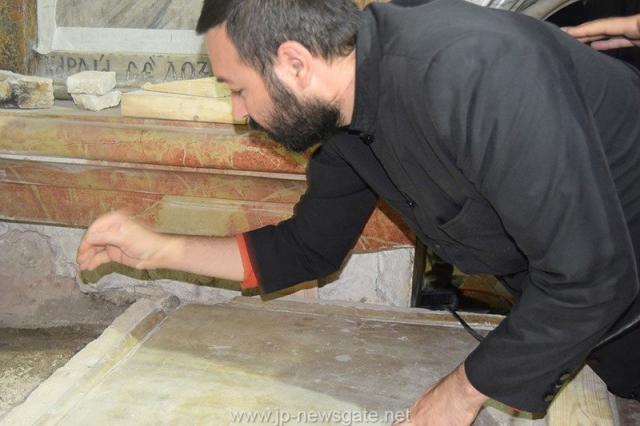 Lucrări de restaurare efectuate la Biserica Sfântului Mormânt din Ierusalim - descoperirea lespezii pe care a fost aşezat trupul Mântuitorului Iisus Hristos (galerie FOTO) Lucrări de restaurare efectuate la Biserica Sfântului Mormânt din Ierusalim - descoperirea lespezii pe care a fost aşezat trupul Mântuitorului Iisus Hristos (galerie FOTO)