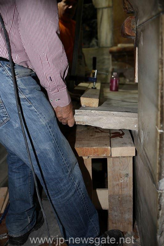 Lucrări de restaurare efectuate la Biserica Sfântului Mormânt din Ierusalim - descoperirea lespezii pe care a fost aşezat trupul Mântuitorului Iisus Hristos (galerie FOTO) Lucrări de restaurare efectuate la Biserica Sfântului Mormânt din Ierusalim - descoperirea lespezii pe care a fost aşezat trupul Mântuitorului Iisus Hristos (galerie FOTO)