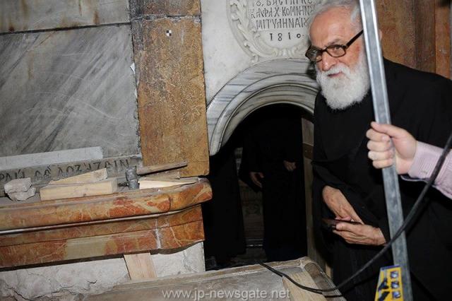 Lucrări de restaurare efectuate la Biserica Sfântului Mormânt din Ierusalim - descoperirea lespezii pe care a fost aşezat trupul Mântuitorului Iisus Hristos (galerie FOTO) Lucrări de restaurare efectuate la Biserica Sfântului Mormânt din Ierusalim - descoperirea lespezii pe care a fost aşezat trupul Mântuitorului Iisus Hristos (galerie FOTO)