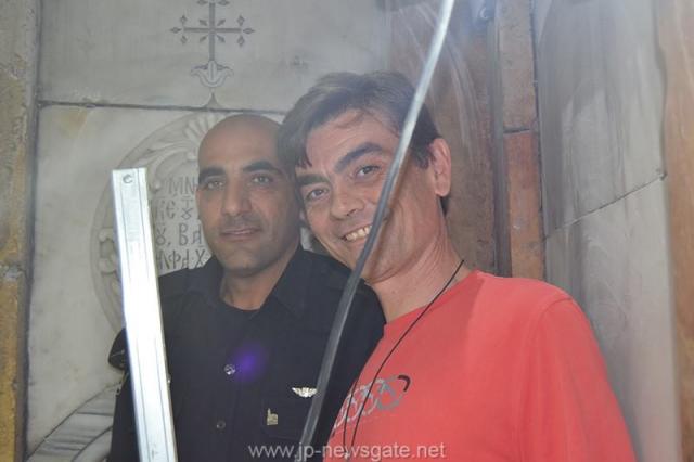 Lucrări de restaurare efectuate la Biserica Sfântului Mormânt din Ierusalim - descoperirea lespezii pe care a fost aşezat trupul Mântuitorului Iisus Hristos (galerie FOTO) Lucrări de restaurare efectuate la Biserica Sfântului Mormânt din Ierusalim - descoperirea lespezii pe care a fost aşezat trupul Mântuitorului Iisus Hristos (galerie FOTO)