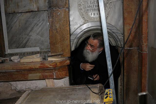 Lucrări de restaurare efectuate la Biserica Sfântului Mormânt din Ierusalim - descoperirea lespezii pe care a fost aşezat trupul Mântuitorului Iisus Hristos (galerie FOTO) Lucrări de restaurare efectuate la Biserica Sfântului Mormânt din Ierusalim - descoperirea lespezii pe care a fost aşezat trupul Mântuitorului Iisus Hristos (galerie FOTO)