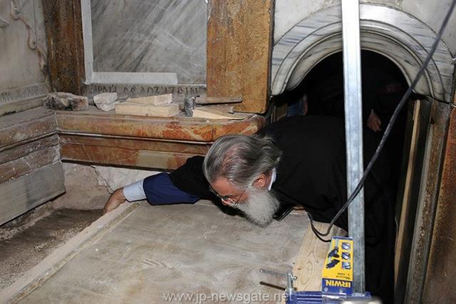 Lucrări de restaurare efectuate la Biserica Sfântului Mormânt din Ierusalim - descoperirea lespezii pe care a fost aşezat trupul Mântuitorului Iisus Hristos (galerie FOTO) Lucrări de restaurare efectuate la Biserica Sfântului Mormânt din Ierusalim - descoperirea lespezii pe care a fost aşezat trupul Mântuitorului Iisus Hristos (galerie FOTO)