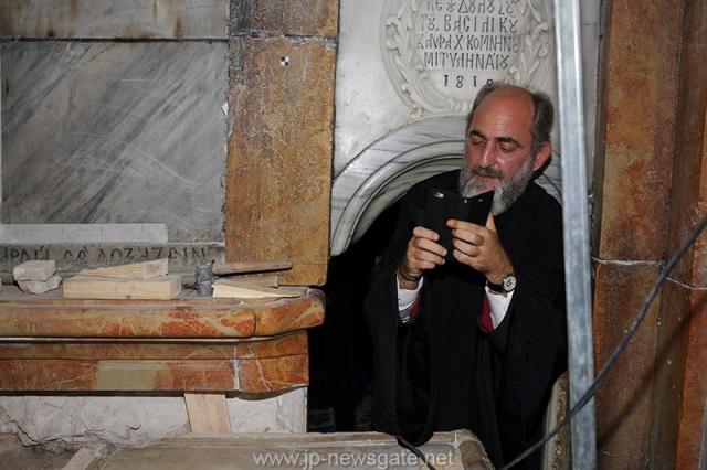 Lucrări de restaurare efectuate la Biserica Sfântului Mormânt din Ierusalim - descoperirea lespezii pe care a fost aşezat trupul Mântuitorului Iisus Hristos (galerie FOTO) Lucrări de restaurare efectuate la Biserica Sfântului Mormânt din Ierusalim - descoperirea lespezii pe care a fost aşezat trupul Mântuitorului Iisus Hristos (galerie FOTO)
