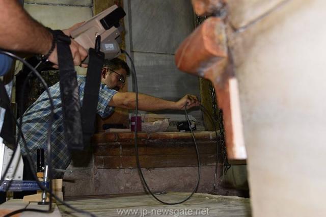 Lucrări de restaurare efectuate la Biserica Sfântului Mormânt din Ierusalim - descoperirea lespezii pe care a fost aşezat trupul Mântuitorului Iisus Hristos (galerie FOTO) Lucrări de restaurare efectuate la Biserica Sfântului Mormânt din Ierusalim - descoperirea lespezii pe care a fost aşezat trupul Mântuitorului Iisus Hristos (galerie FOTO)