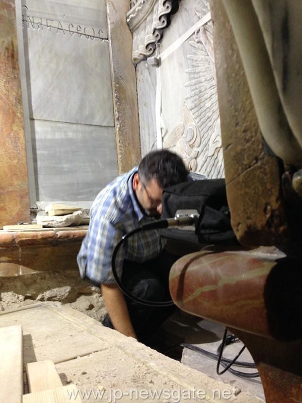 Lucrări de restaurare efectuate la Biserica Sfântului Mormânt din Ierusalim - descoperirea lespezii pe care a fost aşezat trupul Mântuitorului Iisus Hristos (galerie FOTO) Lucrări de restaurare efectuate la Biserica Sfântului Mormânt din Ierusalim - descoperirea lespezii pe care a fost aşezat trupul Mântuitorului Iisus Hristos (galerie FOTO)