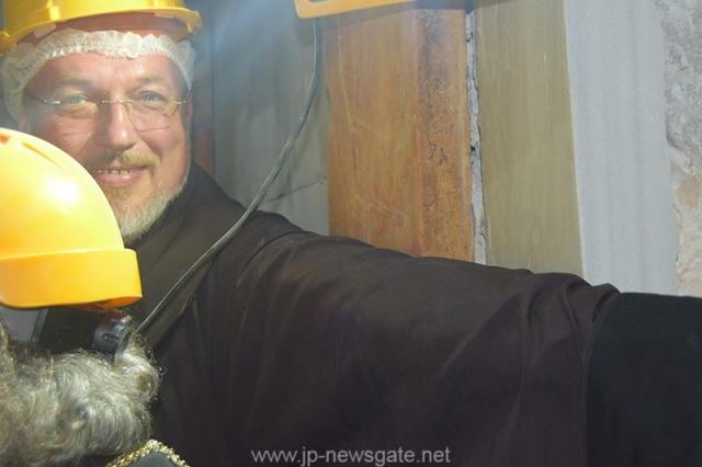 Lucrări de restaurare efectuate la Biserica Sfântului Mormânt din Ierusalim - descoperirea lespezii pe care a fost aşezat trupul Mântuitorului Iisus Hristos (galerie FOTO) Lucrări de restaurare efectuate la Biserica Sfântului Mormânt din Ierusalim - descoperirea lespezii pe care a fost aşezat trupul Mântuitorului Iisus Hristos (galerie FOTO)