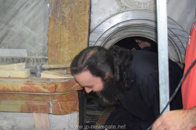 Lucrări de restaurare efectuate la Biserica Sfântului Mormânt din Ierusalim - descoperirea lespezii pe care a fost aşezat trupul Mântuitorului Iisus Hristos (galerie FOTO) Lucrări de restaurare efectuate la Biserica Sfântului Mormânt din Ierusalim - descoperirea lespezii pe care a fost aşezat trupul Mântuitorului Iisus Hristos (galerie FOTO)