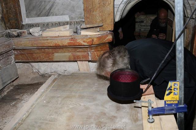 Lucrări de restaurare efectuate la Biserica Sfântului Mormânt din Ierusalim - descoperirea lespezii pe care a fost aşezat trupul Mântuitorului Iisus Hristos (galerie FOTO) Lucrări de restaurare efectuate la Biserica Sfântului Mormânt din Ierusalim - descoperirea lespezii pe care a fost aşezat trupul Mântuitorului Iisus Hristos (galerie FOTO)