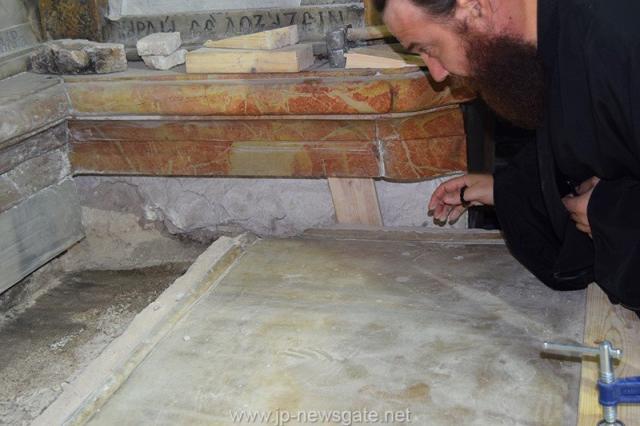 Lucrări de restaurare efectuate la Biserica Sfântului Mormânt din Ierusalim - descoperirea lespezii pe care a fost aşezat trupul Mântuitorului Iisus Hristos (galerie FOTO) Lucrări de restaurare efectuate la Biserica Sfântului Mormânt din Ierusalim - descoperirea lespezii pe care a fost aşezat trupul Mântuitorului Iisus Hristos (galerie FOTO)