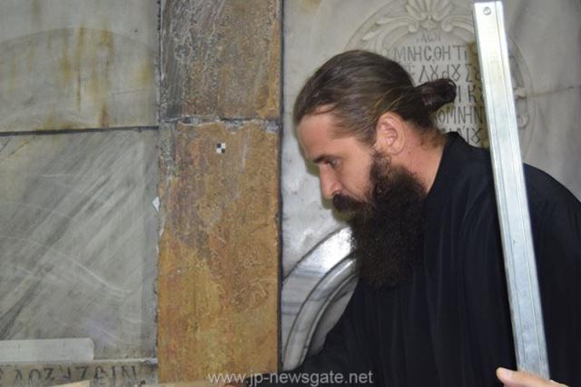 Lucrări de restaurare efectuate la Biserica Sfântului Mormânt din Ierusalim - descoperirea lespezii pe care a fost aşezat trupul Mântuitorului Iisus Hristos (galerie FOTO) Lucrări de restaurare efectuate la Biserica Sfântului Mormânt din Ierusalim - descoperirea lespezii pe care a fost aşezat trupul Mântuitorului Iisus Hristos (galerie FOTO)
