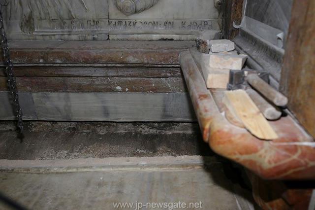 Lucrări de restaurare efectuate la Biserica Sfântului Mormânt din Ierusalim - descoperirea lespezii pe care a fost aşezat trupul Mântuitorului Iisus Hristos (galerie FOTO) Lucrări de restaurare efectuate la Biserica Sfântului Mormânt din Ierusalim - descoperirea lespezii pe care a fost aşezat trupul Mântuitorului Iisus Hristos (galerie FOTO)