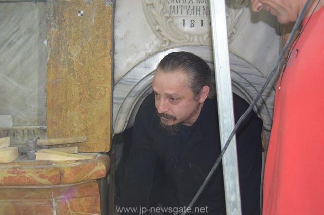 Lucrări de restaurare efectuate la Biserica Sfântului Mormânt din Ierusalim - descoperirea lespezii pe care a fost aşezat trupul Mântuitorului Iisus Hristos (galerie FOTO) Lucrări de restaurare efectuate la Biserica Sfântului Mormânt din Ierusalim - descoperirea lespezii pe care a fost aşezat trupul Mântuitorului Iisus Hristos (galerie FOTO)