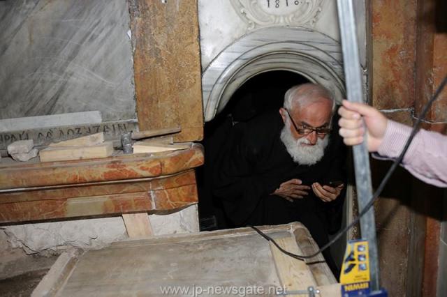 Lucrări de restaurare efectuate la Biserica Sfântului Mormânt din Ierusalim - descoperirea lespezii pe care a fost aşezat trupul Mântuitorului Iisus Hristos (galerie FOTO) Lucrări de restaurare efectuate la Biserica Sfântului Mormânt din Ierusalim - descoperirea lespezii pe care a fost aşezat trupul Mântuitorului Iisus Hristos (galerie FOTO)