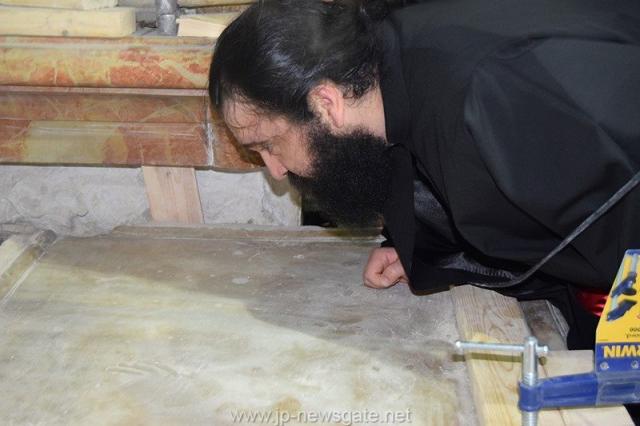 Lucrări de restaurare efectuate la Biserica Sfântului Mormânt din Ierusalim - descoperirea lespezii pe care a fost aşezat trupul Mântuitorului Iisus Hristos (galerie FOTO) Lucrări de restaurare efectuate la Biserica Sfântului Mormânt din Ierusalim - descoperirea lespezii pe care a fost aşezat trupul Mântuitorului Iisus Hristos (galerie FOTO)