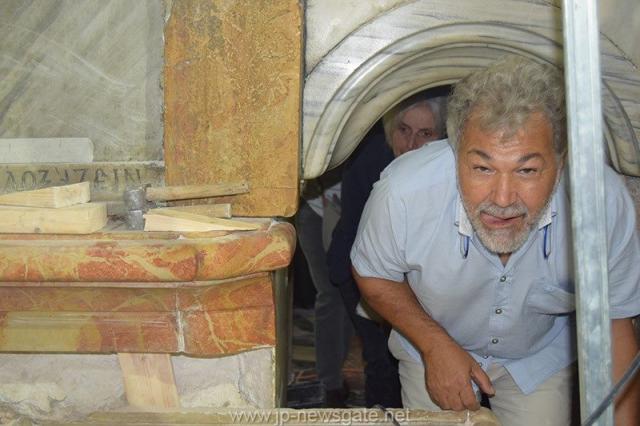 Lucrări de restaurare efectuate la Biserica Sfântului Mormânt din Ierusalim - descoperirea lespezii pe care a fost aşezat trupul Mântuitorului Iisus Hristos (galerie FOTO) Lucrări de restaurare efectuate la Biserica Sfântului Mormânt din Ierusalim - descoperirea lespezii pe care a fost aşezat trupul Mântuitorului Iisus Hristos (galerie FOTO)