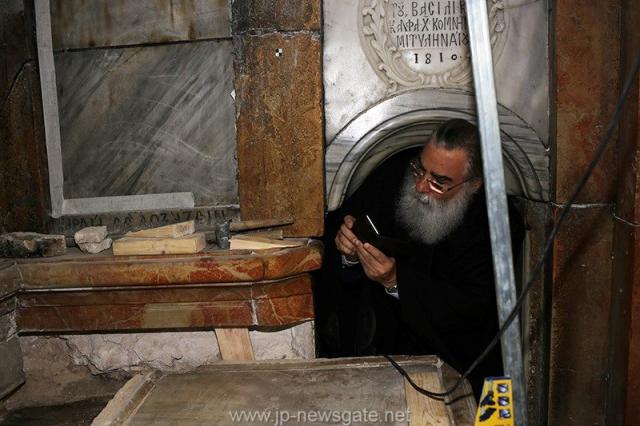 Lucrări de restaurare efectuate la Biserica Sfântului Mormânt din Ierusalim - descoperirea lespezii pe care a fost aşezat trupul Mântuitorului Iisus Hristos (galerie FOTO) Lucrări de restaurare efectuate la Biserica Sfântului Mormânt din Ierusalim - descoperirea lespezii pe care a fost aşezat trupul Mântuitorului Iisus Hristos (galerie FOTO)