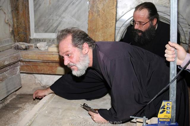 Lucrări de restaurare efectuate la Biserica Sfântului Mormânt din Ierusalim - descoperirea lespezii pe care a fost aşezat trupul Mântuitorului Iisus Hristos (galerie FOTO) Lucrări de restaurare efectuate la Biserica Sfântului Mormânt din Ierusalim - descoperirea lespezii pe care a fost aşezat trupul Mântuitorului Iisus Hristos (galerie FOTO)
