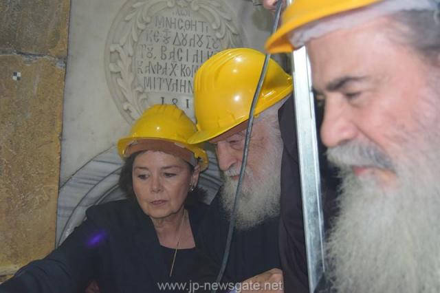 Lucrări de restaurare efectuate la Biserica Sfântului Mormânt din Ierusalim - descoperirea lespezii pe care a fost aşezat trupul Mântuitorului Iisus Hristos (galerie FOTO) Lucrări de restaurare efectuate la Biserica Sfântului Mormânt din Ierusalim - descoperirea lespezii pe care a fost aşezat trupul Mântuitorului Iisus Hristos (galerie FOTO)
