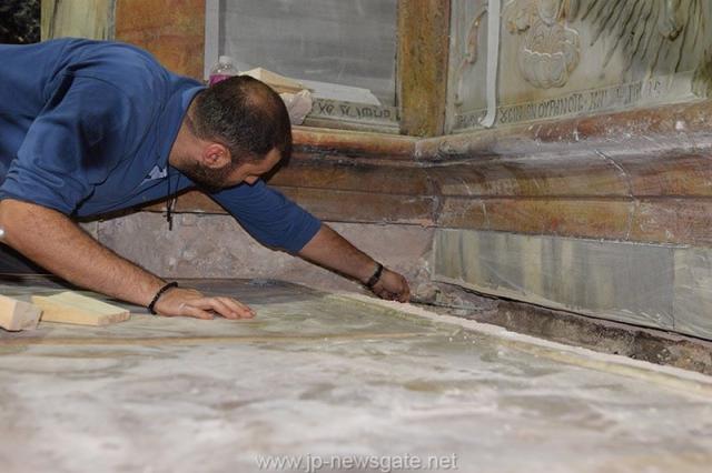 Lucrări de restaurare efectuate la Biserica Sfântului Mormânt din Ierusalim - descoperirea lespezii pe care a fost aşezat trupul Mântuitorului Iisus Hristos (galerie FOTO) Lucrări de restaurare efectuate la Biserica Sfântului Mormânt din Ierusalim - descoperirea lespezii pe care a fost aşezat trupul Mântuitorului Iisus Hristos (galerie FOTO)