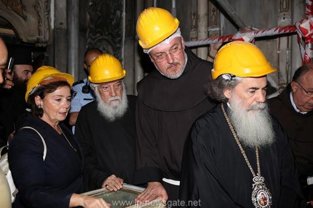 Lucrări de restaurare efectuate la Biserica Sfântului Mormânt din Ierusalim - descoperirea lespezii pe care a fost aşezat trupul Mântuitorului Iisus Hristos (galerie FOTO) Lucrări de restaurare efectuate la Biserica Sfântului Mormânt din Ierusalim - descoperirea lespezii pe care a fost aşezat trupul Mântuitorului Iisus Hristos (galerie FOTO)