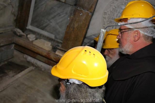 Lucrări de restaurare efectuate la Biserica Sfântului Mormânt din Ierusalim - descoperirea lespezii pe care a fost aşezat trupul Mântuitorului Iisus Hristos (galerie FOTO) Lucrări de restaurare efectuate la Biserica Sfântului Mormânt din Ierusalim - descoperirea lespezii pe care a fost aşezat trupul Mântuitorului Iisus Hristos (galerie FOTO)