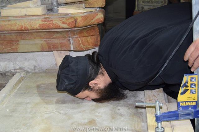Lucrări de restaurare efectuate la Biserica Sfântului Mormânt din Ierusalim - descoperirea lespezii pe care a fost aşezat trupul Mântuitorului Iisus Hristos (galerie FOTO) Lucrări de restaurare efectuate la Biserica Sfântului Mormânt din Ierusalim - descoperirea lespezii pe care a fost aşezat trupul Mântuitorului Iisus Hristos (galerie FOTO)
