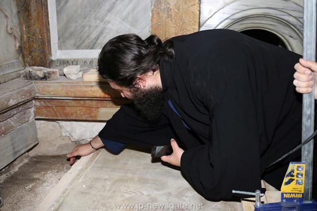 Lucrări de restaurare efectuate la Biserica Sfântului Mormânt din Ierusalim - descoperirea lespezii pe care a fost aşezat trupul Mântuitorului Iisus Hristos (galerie FOTO) Lucrări de restaurare efectuate la Biserica Sfântului Mormânt din Ierusalim - descoperirea lespezii pe care a fost aşezat trupul Mântuitorului Iisus Hristos (galerie FOTO)