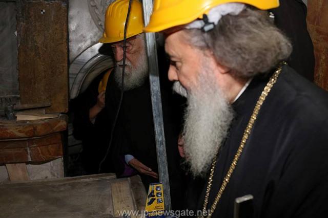 Lucrări de restaurare efectuate la Biserica Sfântului Mormânt din Ierusalim - descoperirea lespezii pe care a fost aşezat trupul Mântuitorului Iisus Hristos (galerie FOTO) Lucrări de restaurare efectuate la Biserica Sfântului Mormânt din Ierusalim - descoperirea lespezii pe care a fost aşezat trupul Mântuitorului Iisus Hristos (galerie FOTO)
