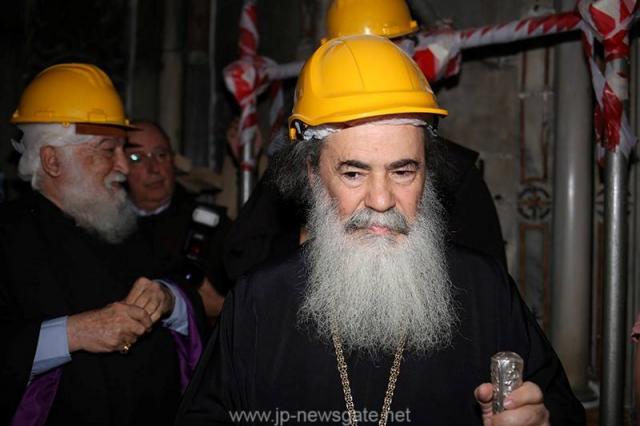 Lucrări de restaurare efectuate la Biserica Sfântului Mormânt din Ierusalim - descoperirea lespezii pe care a fost aşezat trupul Mântuitorului Iisus Hristos (galerie FOTO) Lucrări de restaurare efectuate la Biserica Sfântului Mormânt din Ierusalim - descoperirea lespezii pe care a fost aşezat trupul Mântuitorului Iisus Hristos (galerie FOTO)