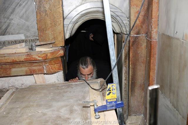 Lucrări de restaurare efectuate la Biserica Sfântului Mormânt din Ierusalim - descoperirea lespezii pe care a fost aşezat trupul Mântuitorului Iisus Hristos (galerie FOTO) Lucrări de restaurare efectuate la Biserica Sfântului Mormânt din Ierusalim - descoperirea lespezii pe care a fost aşezat trupul Mântuitorului Iisus Hristos (galerie FOTO)