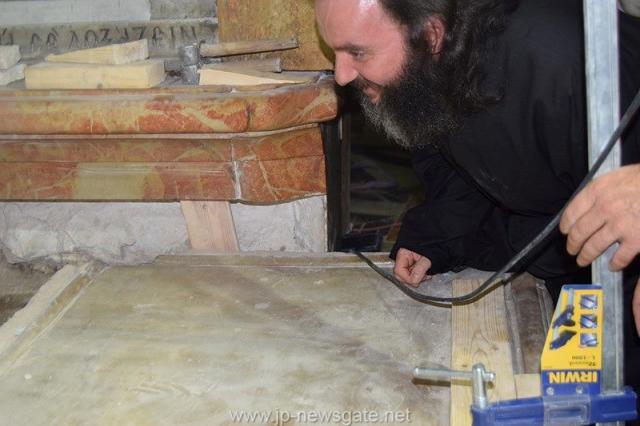 Lucrări de restaurare efectuate la Biserica Sfântului Mormânt din Ierusalim - descoperirea lespezii pe care a fost aşezat trupul Mântuitorului Iisus Hristos (galerie FOTO) Lucrări de restaurare efectuate la Biserica Sfântului Mormânt din Ierusalim - descoperirea lespezii pe care a fost aşezat trupul Mântuitorului Iisus Hristos (galerie FOTO)