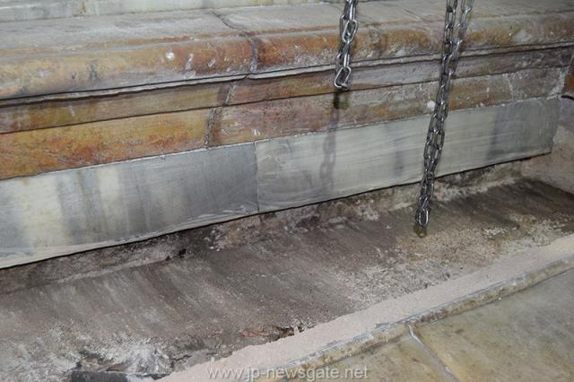 Lucrări de restaurare efectuate la Biserica Sfântului Mormânt din Ierusalim - descoperirea lespezii pe care a fost aşezat trupul Mântuitorului Iisus Hristos (galerie FOTO) Lucrări de restaurare efectuate la Biserica Sfântului Mormânt din Ierusalim - descoperirea lespezii pe care a fost aşezat trupul Mântuitorului Iisus Hristos (galerie FOTO)