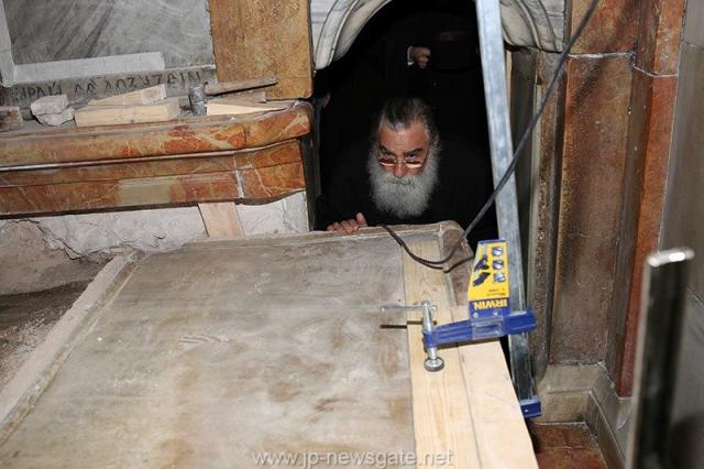Lucrări de restaurare efectuate la Biserica Sfântului Mormânt din Ierusalim - descoperirea lespezii pe care a fost aşezat trupul Mântuitorului Iisus Hristos (galerie FOTO) Lucrări de restaurare efectuate la Biserica Sfântului Mormânt din Ierusalim - descoperirea lespezii pe care a fost aşezat trupul Mântuitorului Iisus Hristos (galerie FOTO)