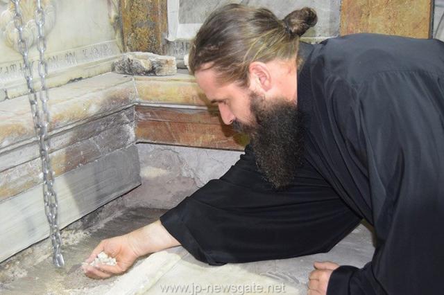 Lucrări de restaurare efectuate la Biserica Sfântului Mormânt din Ierusalim - descoperirea lespezii pe care a fost aşezat trupul Mântuitorului Iisus Hristos (galerie FOTO) Lucrări de restaurare efectuate la Biserica Sfântului Mormânt din Ierusalim - descoperirea lespezii pe care a fost aşezat trupul Mântuitorului Iisus Hristos (galerie FOTO)