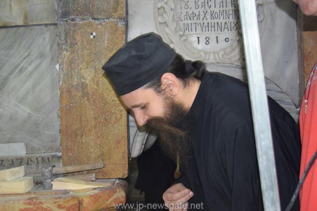 Lucrări de restaurare efectuate la Biserica Sfântului Mormânt din Ierusalim - descoperirea lespezii pe care a fost aşezat trupul Mântuitorului Iisus Hristos (galerie FOTO) Lucrări de restaurare efectuate la Biserica Sfântului Mormânt din Ierusalim - descoperirea lespezii pe care a fost aşezat trupul Mântuitorului Iisus Hristos (galerie FOTO)