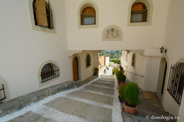 (Foto) Paşi de pelerin la Mănăstirea Sfânta Paraschevi din Corfu 