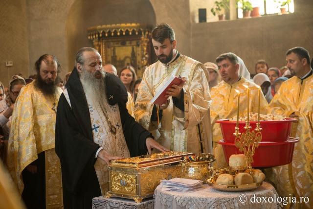 (Foto) Racla cu părticele din moaștele sfinților Efrem, Ioan Rusul, Ecaterina și Ignatie, la Biserica Vovidenia din Botoșani